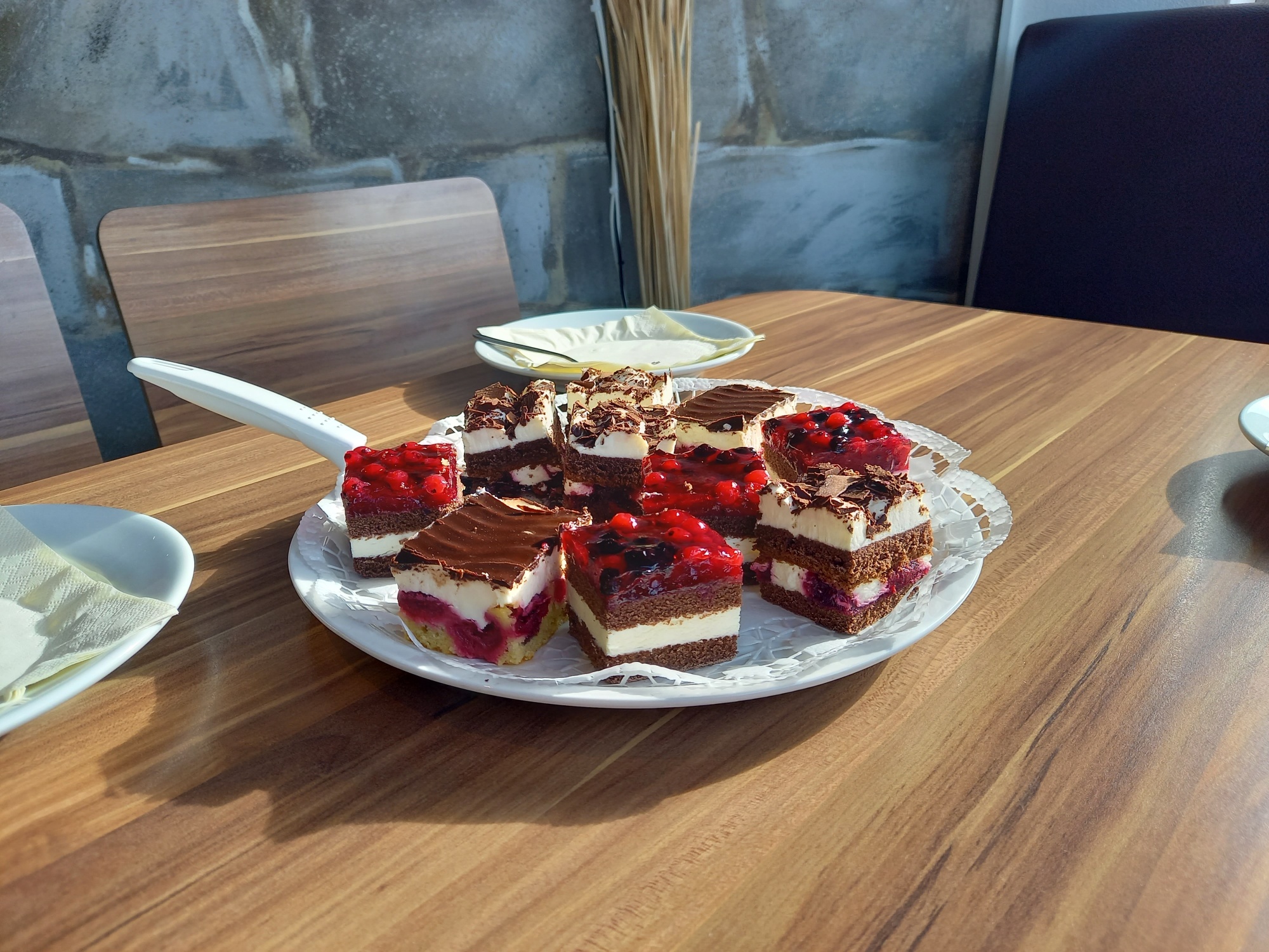 Verschiedene Kuchenvariationen auf einem Tisch im Restaurant Am Ritterturm