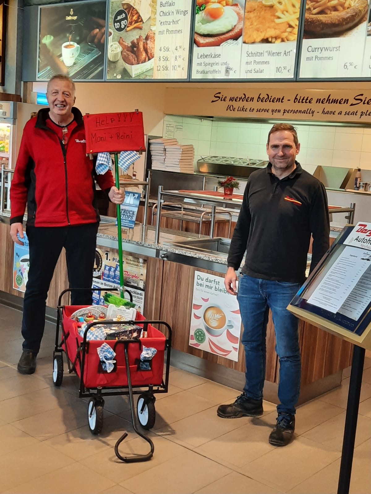 Links Betriebsleiter des Bergler Autohofes in Neuhaus Reinhard Kastner, rechts Geschäftsführer Gerhard Bergler.