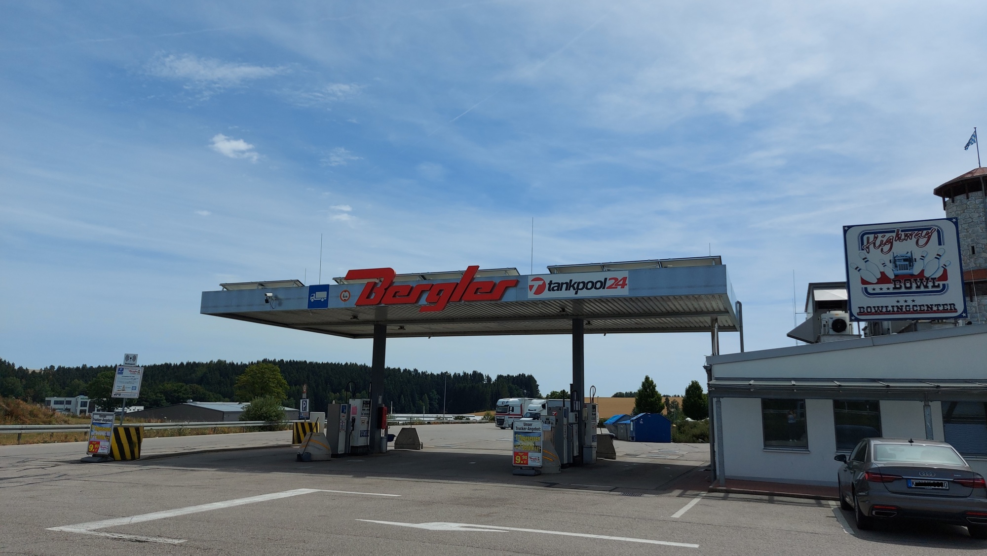 LKW Tankstelle am Autohof, an der Attika der rote Bergler Schriftzug, rechts daneben der Hinweis, dass Tankpool vorhanden ist. Rechts angrenzend das Gebäude des Autohofes in Neuhaus.