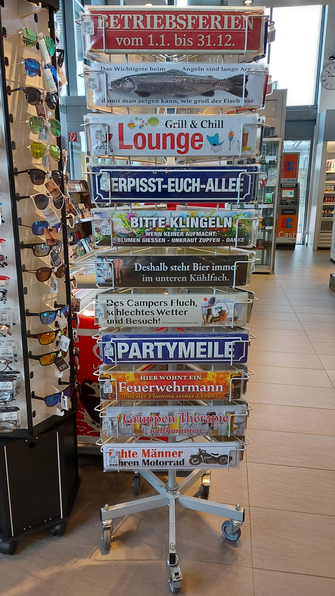 Schilder mit verschiedenen Sprüchen auf einem runden Verkaufsaufsteller am Autohof Bergler