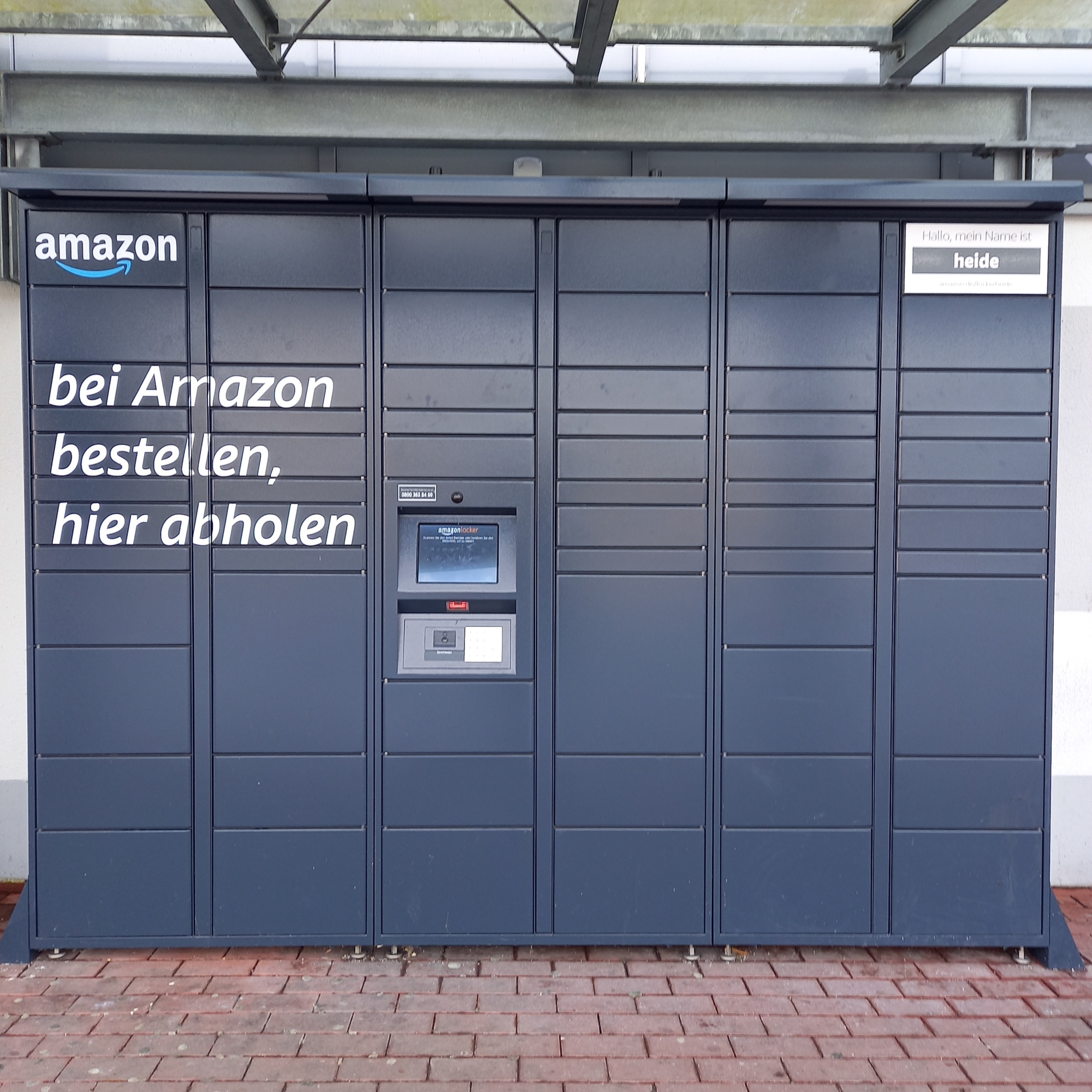 Grauer Amazon-Locker vor dem Shop des Autohofes in Windischeschenbach