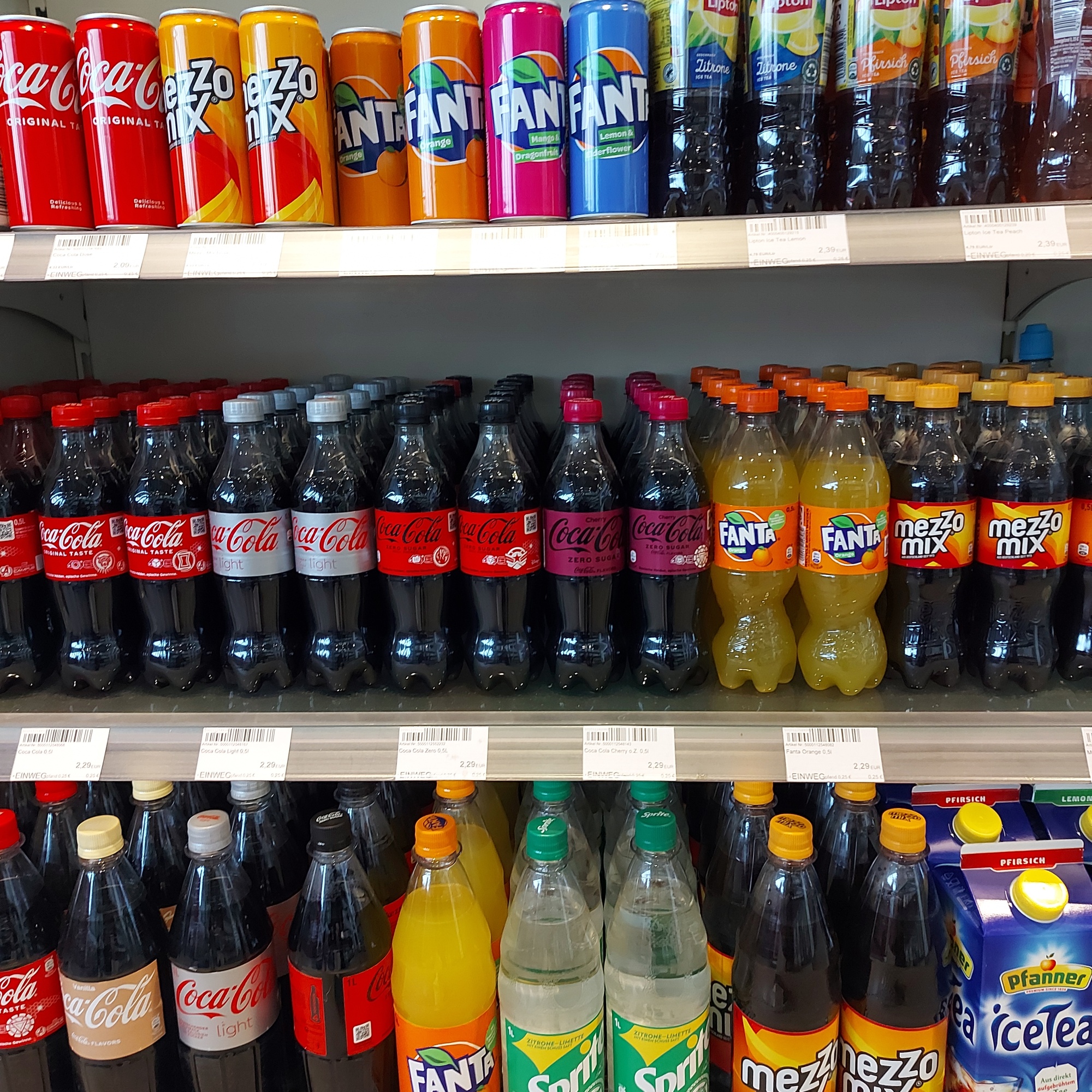 Verschiedenste Getränkesorten und Marken in den Regalen des Shops am Autohof.