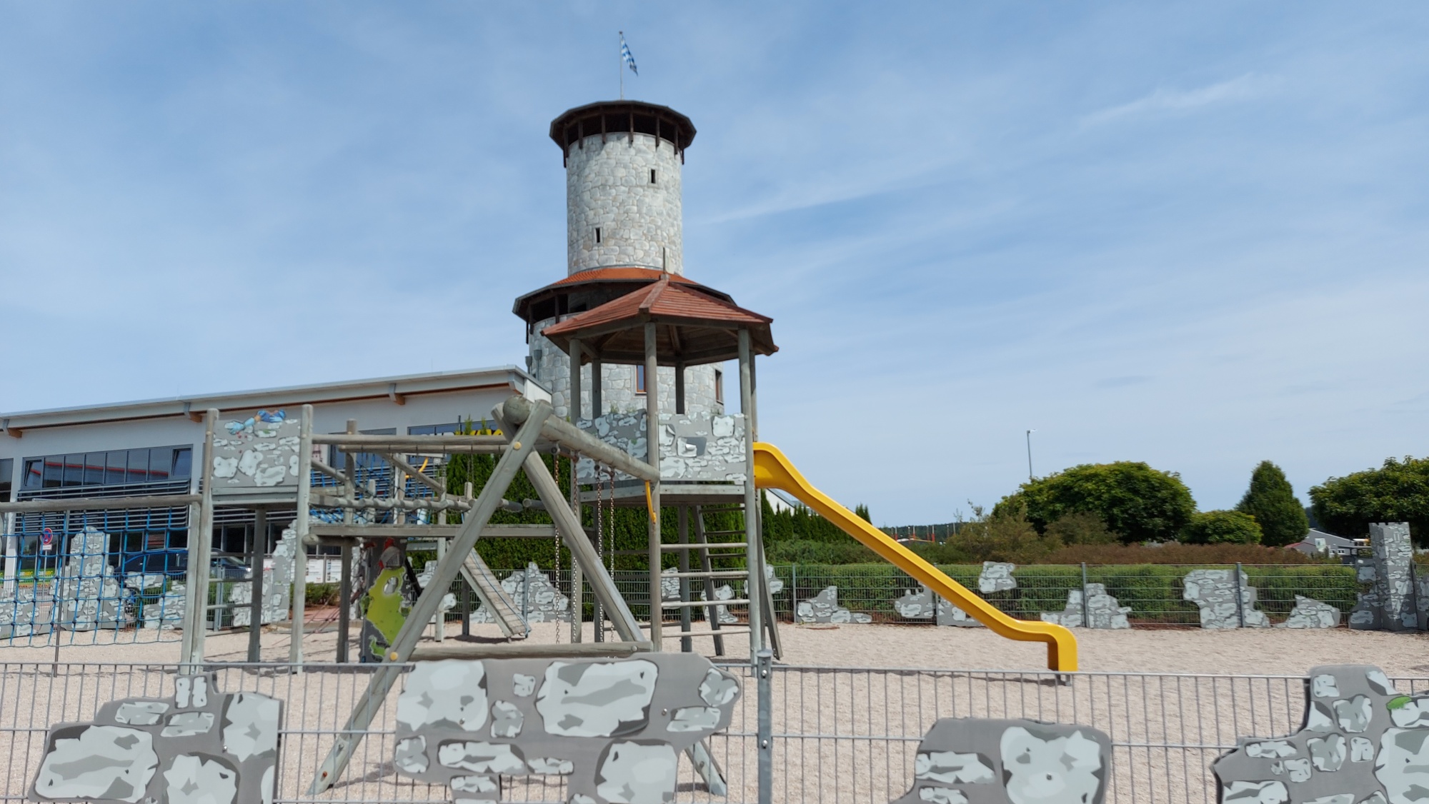 Der Spielplatz am Autohof Bergler in Neuhaus ist ausgestattet mit Rutsche, Klettermöglichkeiten und Schaukeln.