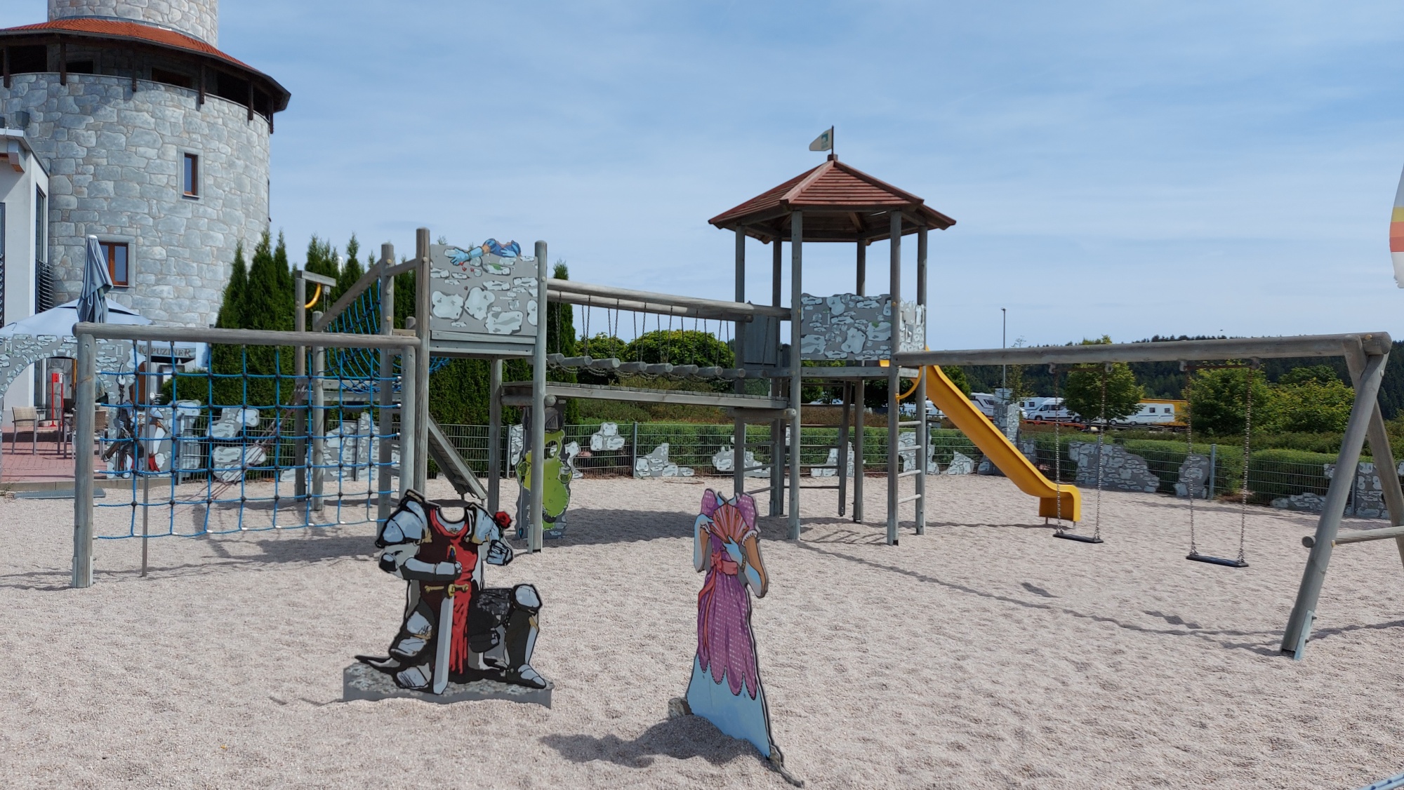 Der Spielplatz am Autohof Bergler in Neuhaus ist ausgestattet mit Rutsche, Klettermöglichkeiten und Schaukeln.